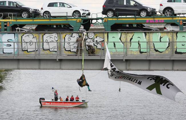 Fallersleben Lower Saxony protest action, demonstration, demonstration by activists of the traffic turn on the railway bridge at the Tappenbecker Landstraße over the Mittellandkanal, picture shows police capturing the demonstrators
