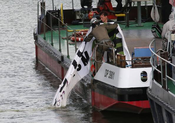 Fallersleben Lower Saxony protest action, demonstration, demonstration by activists of the traffic turn on the railway bridge at the Tappenbecker Landstraße across the Mittellandkanal, picture shows police pulling a poster out of the water