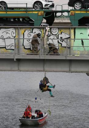 Fallersleben Lower Saxony protest action, demonstration, demonstration by activists of the traffic turn on the railway bridge at the Tappenbecker Landstraße over the Mittellandkanal, picture shows police capturing the demonstrators