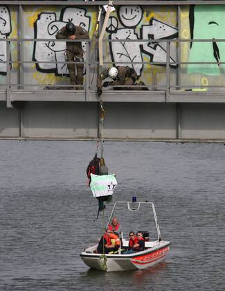 Fallersleben Lower Saxony protest action, demonstration, demonstration by activists of the traffic turn on the railway bridge at the Tappenbecker Landstraße over the Mittellandkanal, picture shows police capturing the demonstrators