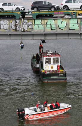Fallersleben Lower Saxony protest action, demonstration, demonstration by activists of the traffic turn on the railway bridge at the Tappenbecker Landstraße over the Mittellandkanal, picture shows police capturing the demonstrators