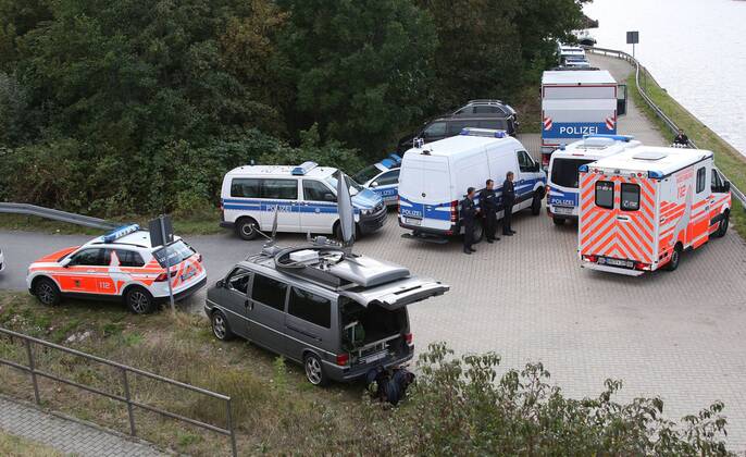 Fallersleben Lower Saxony protest action, demo, demonstration by activists of the traffic turn on the railway bridge at the Tappenbecker Landstraße over the Mittellandkanal, picture shows overview of emergency vehicles