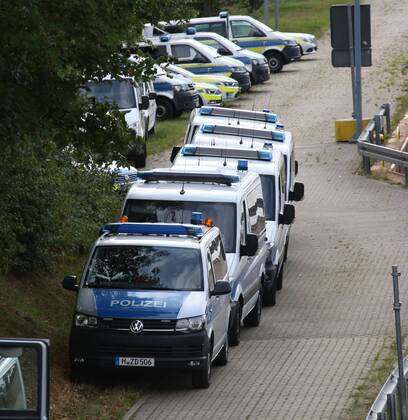 Fallersleben Lower Saxony protest action, demo, demonstration by activists of the traffic turn on the railway bridge at the Tappenbecker Landstraße over the Mittellandkanal, picture shows overview of emergency vehicles
