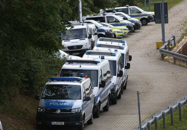 Fallersleben Lower Saxony protest action, demo, demonstration by activists of the traffic turn on the railway bridge at the Tappenbecker Landstraße over the Mittellandkanal, picture shows overview of emergency vehicles