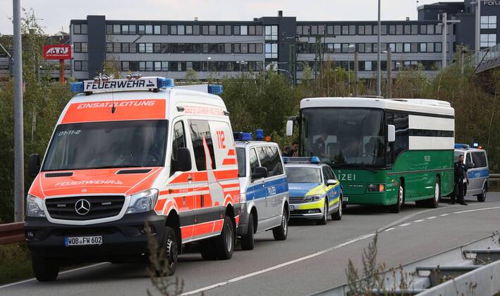 Fallersleben Lower Saxony protest action, demo, demonstration by activists of the traffic turn on the railway bridge at the Tappenbecker Landstraße over the Mittellandkanal, picture shows overview of emergency vehicles