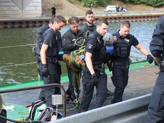 Fallersleben Lower Saxony protest action, demonstration, demonstration by activists of the traffic turn on the railway bridge at the Tappenbecker Landstraße over the Mittellandkanal, picture shows police capturing the demonstrators