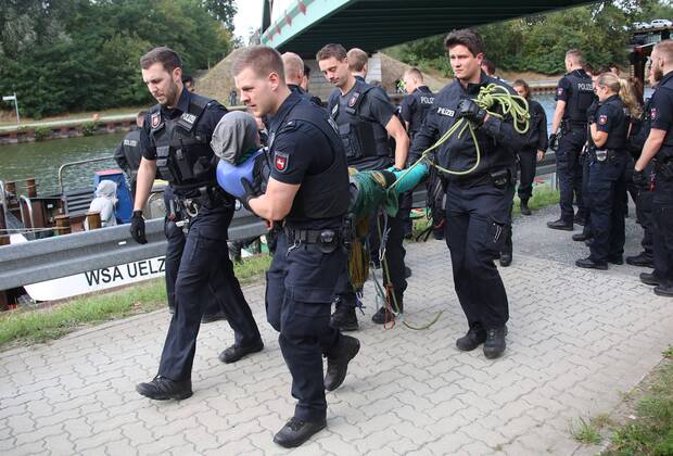 Fallersleben Lower Saxony protest action, demonstration, demonstration by activists of the traffic turn on the railway bridge at the Tappenbecker Landstraße over the Mittellandkanal, picture shows police capturing the demonstrators