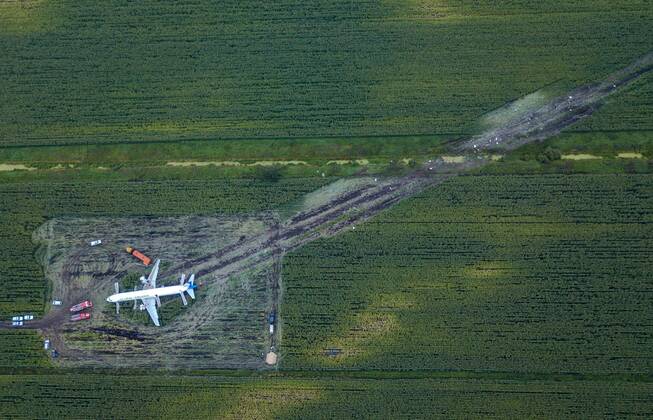 News Themen der Woche KW33 News Bilder des Tages MOSCOW REGION, RUSSIA - AUGUST 16, 2019: An aerial view of the Ural Airlines Airbus A321 plane in a cornfield near Zhukovsky International Airport. The aircraft bound for Simferopol made an emergency landing due to an engine fire on August 15, 2019. Dmitry Golubovich TASS  TS0B6B75