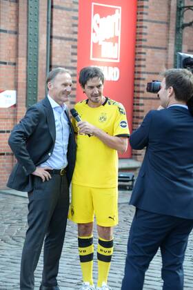 Hamburg, the 19 08 2019 Comedian Matze Matthias Knop, dressed as Mats Hummels, conducts an interview with BVB Managing Director Hans Joachim Watzke before the presentation of the Sport Bild Award 2019 in Hamburg The festive gala took place in the Fischauktionshalle Prominent guests at the Sportbild Award 2019 in Hamburg, Hamburg St Pauli Hamburg Germany