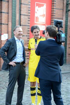 Hamburg, the 19 08 2019 Comedian Matze Matthias Knop, dressed as Mats Hummels, conducts an interview with BVB Managing Director Hans Joachim Watzke before the presentation of the Sport Bild Award 2019 in Hamburg The festive gala took place in the Fischauktionshalle Prominent guests at the Sportbild Award 2019 in Hamburg, Hamburg St Pauli Hamburg Germany
