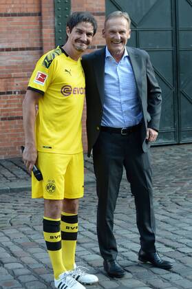 Hamburg, the 19 08 2019 Comedian Matze Matthias Knop, dressed as Mats Hummels, conducts an interview with BVB Managing Director Hans Joachim Watzke before the presentation of the Sport Bild Award 2019 in Hamburg The festive gala took place in the Fischauktionshalle Prominent guests at the Sportbild Award 2019 in Hamburg, Hamburg St Pauli Hamburg Germany