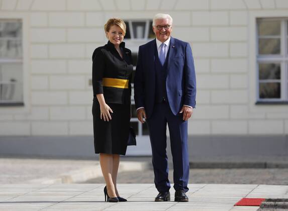 President of the Slovak Republic, Zuzana Caputova, Federal President Frank Walter Steinmeier, Germany, Berlin, Schloss Bellevue, welcoming the President of the Slovak Republic, Zuzana Caputova, with military honours and subsequent discussion, 21 08 201