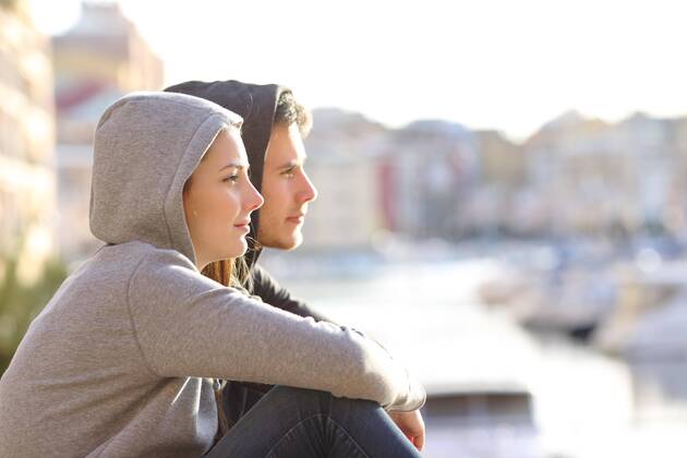 IMAGO Creative, Jahreszeit Sommer, Sommerferien Couple of teens contemplating horizon in a coast town ,model released, Symbolfoto  Copyright: xAntonioGuillemx Panthermedia26577450