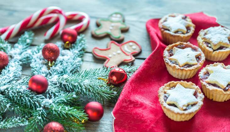  Decorated Christmas tree branch with holiday pastry  Copyright: xAlex9500x Panthermedia26628470
