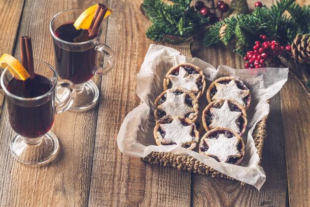  Mince pies with mulled wine  Copyright: xAlex9500x Panthermedia26871578