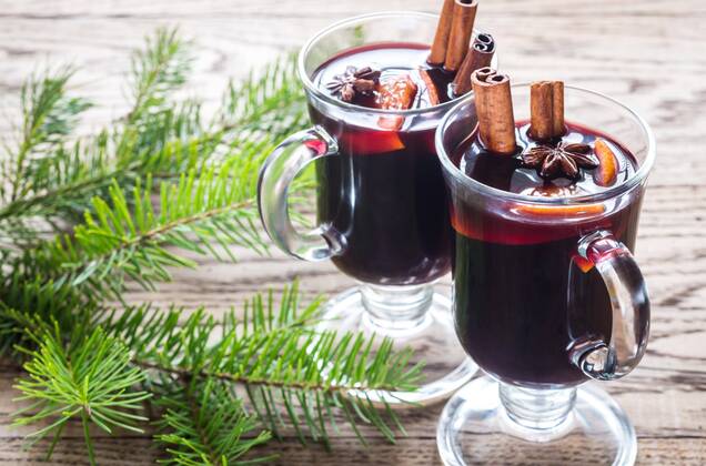  Two glasses of mulled wine with fir branch  Copyright: xAlex9500x Panthermedia26892308