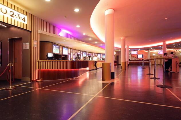 Zoo Palast 29 08 2019 Lighting design in the cinema Zoo Palast, Zoopalast, reception area, entrance, entrance area, foyer with bar, Hardenbergstrasse 29A, Berlin 29 08 2019