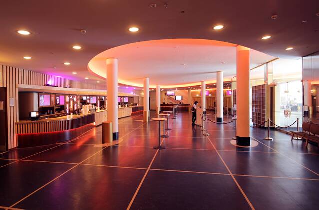 Zoo Palast 29 08 2019 Lighting design in the cinema Zoo Palast, Zoopalast, reception area, entrance, entrance area, foyer with bar, Hardenbergstrasse 29A, Berlin 29 08 2019