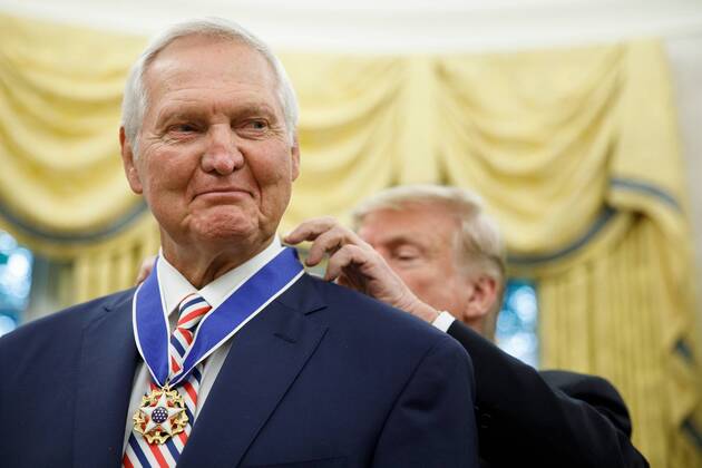 Bilder des Jahres 2019, News 09 September News Themen der Woche KW 36 News Bilder des Tages United States President Donald J. Trump presents the Presidential Medal of Freedom to NBA Hall of Fame member Jerry West during a ceremony inside of the Oval Office on September 5, 2019, at the White House in Washington. West, 81, graduated from West Virginia University and played fourteen seasons with the Los Angeles Lakers. Credit: Tom Brenner CNP AdMedia 244607 2019-09-05 District of Columbia Washington Copyright: xAdMediax STAR_244607_006