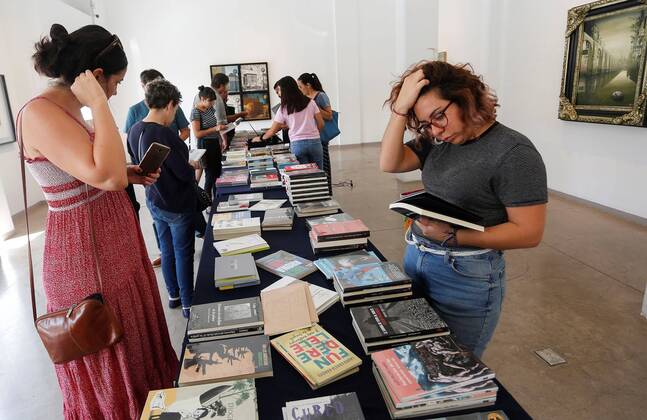 Visitors look at books during the Hay Festival, in Queretaro, Mexico, 08 September 2019. Hay Festival gathers more than 110 renowned writers, musicians, artists, thinkers and scientists. Follow up of the Hay Festival in Mexico !ACHTUNG: NUR REDAKTIONELLE NUTZUNG!  Copyright: xEnriquexContlax AME5066 20190909-637035890158874246
