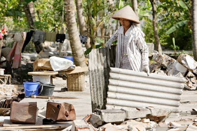 Java, Indonesia Natural Disaster, Earthquake 17 06 2006, Gantiwarno, Klaten, Indonesia, IDN Earthquake Java A Woman Removing Debris Gantiwarno Klaten Indonesia