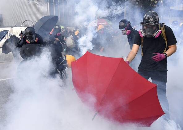Bilder des Jahres 2019, News 09 September News Themen der Woche KW37 News Bilder des Tages Hong Kong protest Protesters use umbrellas to shield themselves against tear gas fired by riot police in Hong Kong on Sept. 15, 2019, during a demonstration calling for the fulfillment of five demands including the realization of universal suffrage.