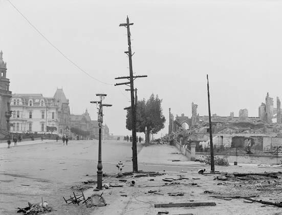 Van Ness Avenue, Limit of Fire, after Earthquake, San Francisco, California, USA, Detroit Publishing Company, 1906  Copyright: CircaxImages ghi-circa00661