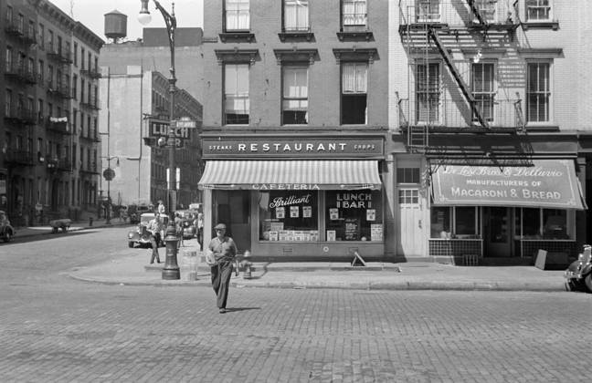 Street Scene, First Avenue and East 61st Street, New York City, New York, USA, Walker Evans for FSA OWI, July 1938  Copyright: CircaxImages ghi-circa04835