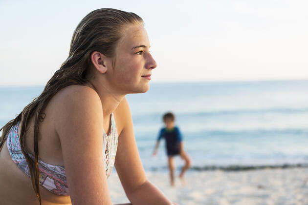 IMAGO Creative, Jahreszeit Sommer, Sommerferien smiling 13 year old girl at the beach, Grand Cayman Island smiling 13 year old girl at the beach, Grand Cayman Island  58793