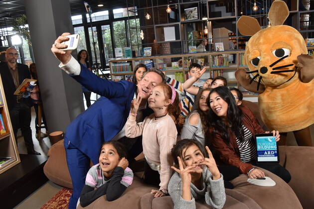Presenters Eckart von Hirschhausen and Mai Thi Nguyen Kim, die Maus und Kinder pose on 25 09 2019 in Cologne at the press conference for the ARD Theme Week 2019 from 9 to 16 November which deals with the future of education.