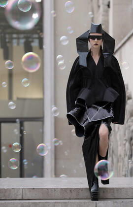 Bilder des Jahres 2019, Entertainment 09 September Entertainment Themen der Woche KW39 Entertainment Bilder des Tages A model takes to the catwalk during Rick Owens show as part of the presentation of the Spring-Summer 2020 Ready-to-Wear collections during Paris Fashion Week in Paris on Thursday September 26, 2019.  PAR20190926208 ECOxCLEMENT
