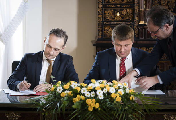Federal Foreign Minister Heiko Maas, SPD, together with Tomas Patricke, Foreign Minister of the Czech Republic at the signing of the Joint Declaration on the Strategic Dialogue between the Federal Republic of Germany and the Czech Republic in Prague 30 09 2019 Prague Czech Republic Copyright: xFelixxZahn photothek.netx