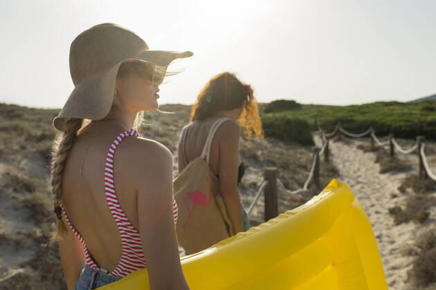 IMAGO Creative, Jahreszeit Sommer, Sonnenschutz Young women walking to the beach model released Symbolfoto  JPTF00253