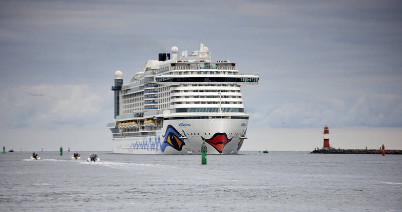 The 300m long cruise liner AIDAprima will pass the pier head of the port entrance of Warnemünde on Friday, 4 10 2019 The cruise liner with 4 350 passengers on board will make an unscheduled call to the port of Rostock due to strong wind It is the first call of a ship of the latest generation from the fleet of AIDA Cruises Rostock Copyright: ThomasxHäntzschelx xnordlicht