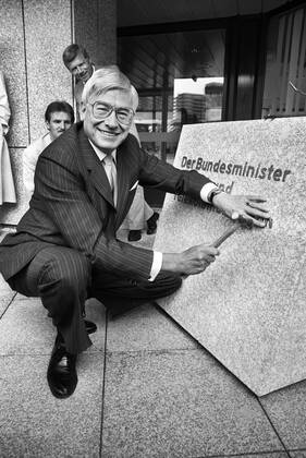 Germany, Bonn, 30 06 1989 Archive No 06 32 06 Granite block with new inscription in front of the Post Ministry Photo Dr Christian Schwarz Schilling, Federal Minister for Posts and Telecommunications, in front of the new granite block Meeting of the Minister Presidents with the Federal Chancellor
