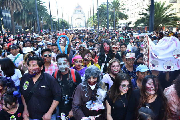 Annual Zombie Walk in Mexico City MEXICO CITY, MEXICO - OCTOBER 19: A participant is seen taking part during the march of annual Zombie Walk at Monumento of Revolucion on October 19, 2019 in Mexico City, Mexico  Copyright: xCarlosxTischlerx EYE_0118