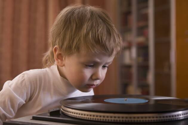 Boy listening to record player,model released, Symbolfoto,property released 03B89984
