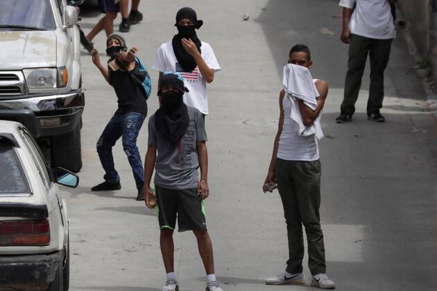Protesters clash with police during a demonstration to ask the resign of President Juan Orlando Hernández, in Tegucigalpa, Honduras, 21 October 2019. Demonstration in Honduras against President Juan Orlando Hernández !ACHTUNG: NUR REDAKTIONELLE NUTZUNG! Copyright: xGustavoxAmadorx AME2968 20191021-637072895295047366