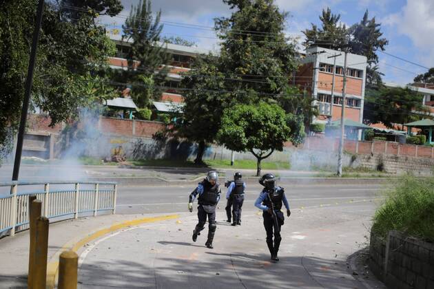 Protesters clash with police during a demonstration to ask the resign of President Juan Orlando Hernández, in Tegucigalpa, Honduras, 21 October 2019. Demonstration in Honduras against President Juan Orlando Hernández !ACHTUNG: NUR REDAKTIONELLE NUTZUNG! Copyright: xGustavoxAmadorx AME2962 20191021-637072895310828626