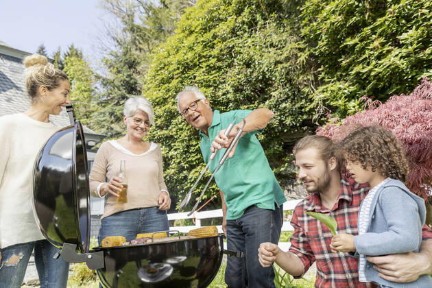Extended family having a barbecue in garden model released Symbolfoto property released  MJFKF00047