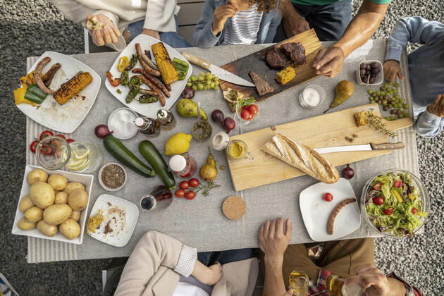 Top view of family having lunch in garden model released Symbolfoto property released  MJFKF00056