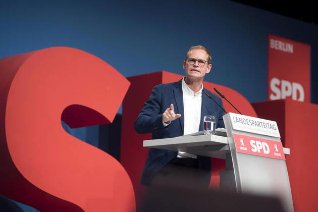News Bilder des Tages Michael Mueller - Parteitag SPD Berlin DEU, Deutschland, Germany, Berlin, 26.10..2019 Rede von Michael Mueller, Regierender Buergermeister von Berlin SPD und Vorsitzender der Berliner SPD, auf dem Landesparteitag der Berliner SPD in Berlin. Hauptpunkte auf dem Parteitag sind die Fragen einer moeglischen Enteignung von Immobilien und die Verbeamtung von Lehrern. Michael Mueller, governing Mayor of Berlin and leader of the SPD in Berlin, at a state party congress of the SPD Social Democratic Party in Berlin, Germany. Focus of the conference are the issues of a possible expropriation Deutsche Wohnen and of whether Berlin should again make teachers civil servants.