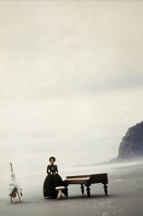 Anna Paquin & Holly Hunter Characters: Flora McGrath & Ada McGrath Film: The Piano (AUS Z FR 1993) Director: Jane Campion 15 May 1993  Copyright: MaryxEvansxAFxArchivexJanxChapmanxProductions 12565942 editorial use only