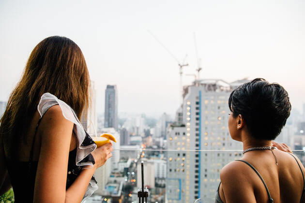 IMAGO Creative: Urbane Kultur - Sommer auf den Dächern Two Friends Have a Drink Together Thailand, Bangkok, Bangkok CR_JABUWS190924B-201233-01