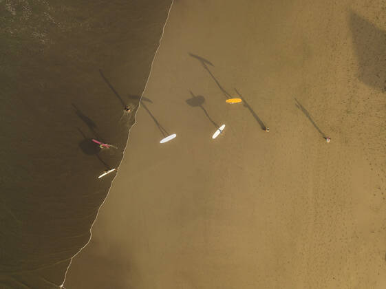 Aerial view of surfers at the beach Indonesia, Bali CR_KOTRIN191014C-220163-01