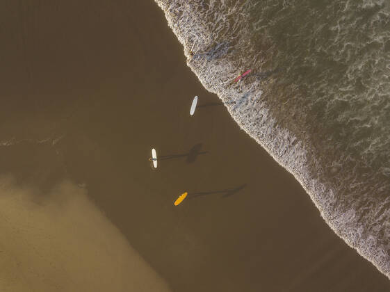 Aerial view of surfers at the beach Indonesia, Bali CR_KOTRIN191014C-220168-01