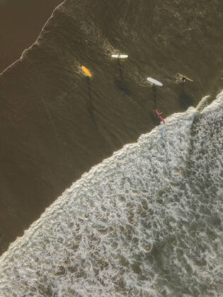 Aerial view of surfers at the beach Indonesia, Bali CR_KOTRIN191014C-220170-01