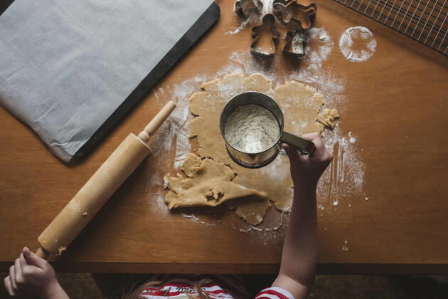 Young girl sifting flour on gingerbread dough New Zealand, Taranaki, Hawera CR_LVBS191016-207946-01
