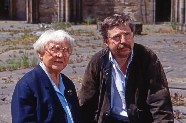 Wolf Biermann, deutscher Lyriker und Liedermacher, mit seiner Mutter Emma, Deutschland 1992. German singer and songwriter Wolf Biermann with his mother Emma, Germany 1992. Copyright: KPA Nur redaktionelle Nutzung. Editorial usage only. UnitedArchives55001624 !ACHTUNG AUFNAHMEDATUM GESCHÄTZT!