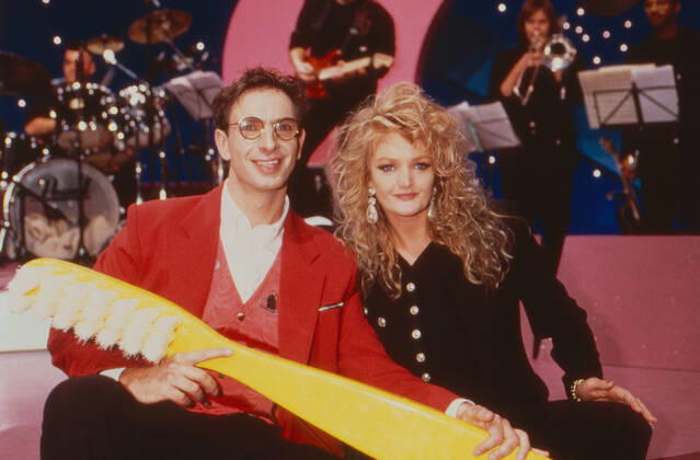 Pack die Zahnbürste ein, Fernsehserie, Deutschland 1994-1996, Spielshow, Gameshow, Darsteller: Ingolf Lück, Gaststar: Bonnie Tyler Copyright: KPA Nur redaktionelle Nutzung. Editorial usage only. UnitedArchives55002803 !ACHTUNG AUFNAHMEDATUM GESCHÄTZT!